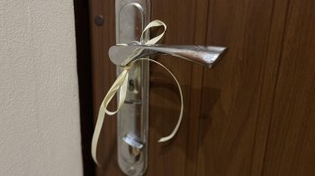 Навіщо вішають жовту стрічку на ручку дверей
