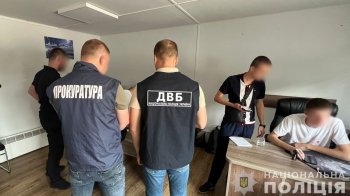 Двоє працівників сервісних центрів МВС піймали на хабарях