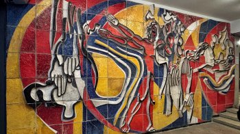 У Львові студенти відреставрували керамічне панно ХХ століття