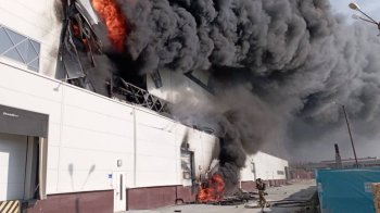 У Свердловській області РФ сталася масштабна пожежа, горить науково-виробний комплекс (фото)