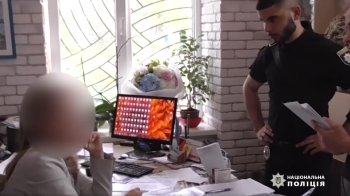 В Одесі поліцейські затримали посадовицю Одеського обласного центру психічного здоров’я.