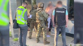 Момент проведення обшуку.