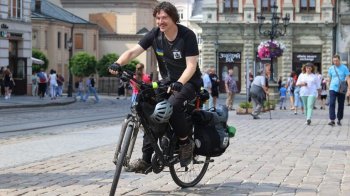 На велосипеді з Нідерландів до Львова: мандрівник зібрав 20 тисяч євро для українських дітей