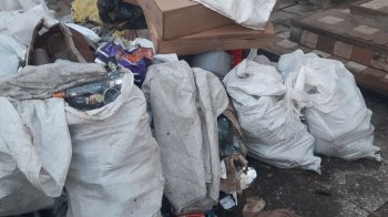 У Львові люди скаржаться на священника-нечупару та його брата, які утворили смітник на подвір’ї