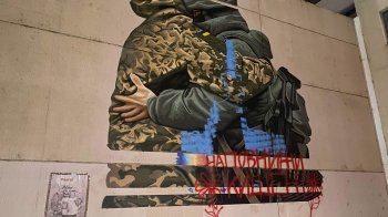 Австралійський художник усю ніч зафарбовував мурал, який викликав осуд українців