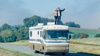 Познайомилися ще у школі та мріяли мандрувати світом: подружжя відвідало 112 країн та поділилося своїми секретами