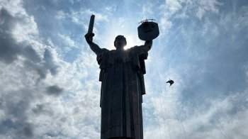З монумента «Батьківщина-мати» зняли радянську символіку (відео)