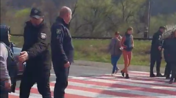 На Закарпатті десятки жінок перекрили трасу Київ-Чоп у протесті проти ТЦК та мобілізації