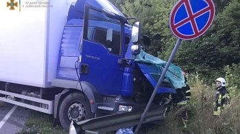 ДТП за участі двох вантажівок біля Львова: рятувальники діставали одного з водіїв спецзасобами