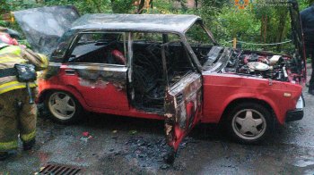 У Львові горів автомобіль — двоє чоловіків отримали опіки