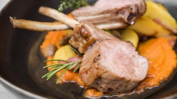 Рецепт соковитих реберець ягняти на овочевій “подушці”