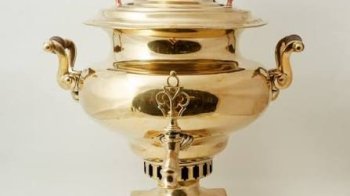Намагалась вивезти за кордон: львівський суд конфіскували в українки старовинні самовар та годинник