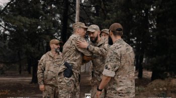 Денис «Редіс» Прокопенко з особовим складом «Азову», фото ілюстративне