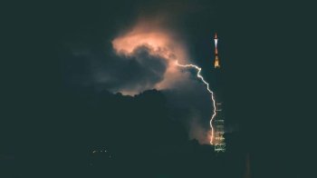 Гроза та пориви вітру: на Львів насувається негода