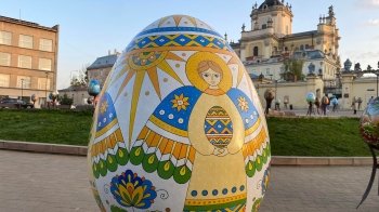 Біля Собору святого Юра встановили писанки, які врятували з Києва