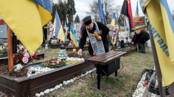 На Стрітення у Львові запалили свічки на могилах загиблих воїнів