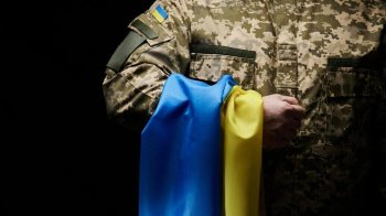 Військовий з прапором України