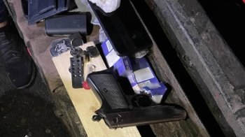 У Львові 17 та 19-річні юнаки зі зброєю напали та обікрали хлопця