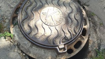 Львів’яни поскаржилися, що хтось вдруге спробував вкрасти каналізаційний люк у Шевченківському районі