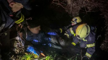 У Бориславі рятувальники мотузкою дістали чоловіка, який впав у річку