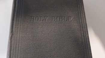 Жителька Львівщини намагалась вивезти за кордон старовинну Біблію