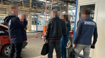 Львівських митників підозрюють у допомозі водіям ухилятися від сплати митних платежів на кордоні