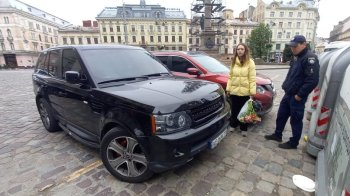 Біля машини зібралися люди