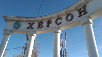 Окупанти вночі обстріляли Херсон: четверо людей поранені, є загибла