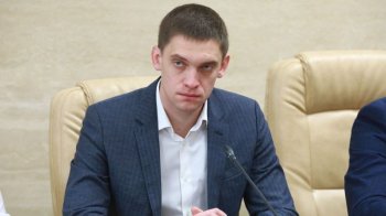 Іван Федоров дивиться в кадр