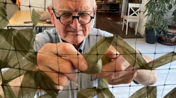 Відомий нейрохірург Генрі Марш сплів маскувальну сітку у Львові