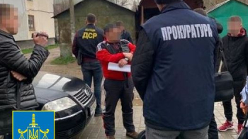 2 тис. доларів за влаштування на роботу: на хабарі взяли посадовся з ВККС