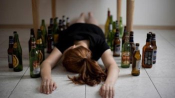 Матір зі Львівщини оштрафували за тиждень пияцтва і недогляд за дитиною