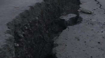 Наче після землетрусу: на Львівщині люди скаржаться на дороги із величезними тріщинами (фото)