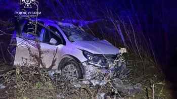 У Золочівському районі в ДТП зіткнулись легковик та вантажівка, один потерпілий (фото)