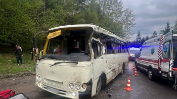 На Дрогобиччині внаслідок зіткнення вантажівки з рейсовим автобусом загинула 12-річна дівчинка
