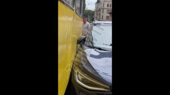 У центрі Львова трамвай «пішов в розріз», рух заблоковано