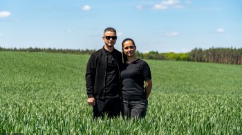 Адрій Шуховський з дружиною Наталею на своєму полі