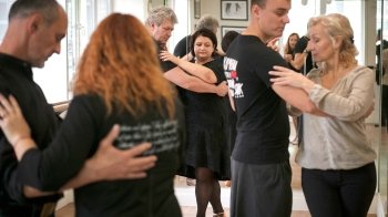 Мільйони українців попри війну повертаються додому — Bloomberg