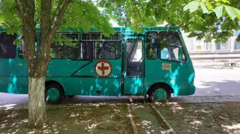 Колаборанти готуйтесь: перед офісом зрадника Сальдо у Херсоні партизани обклеїли плакатами автобус