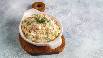 Салат з крабових паличок: класичний рецепт до Різдва та Нового року