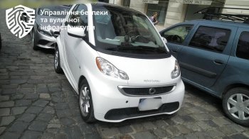 Інспектори назвали вулиці Львова, де найчастіше паркуються у два ряди
