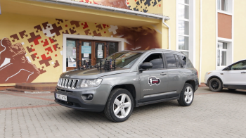 Автомобіль та 12 FPV-дронів