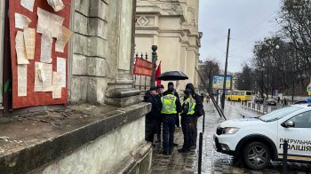 Помітила комуністичні прапори: у Львові жінка викликала поліцію на знімальний майданчик