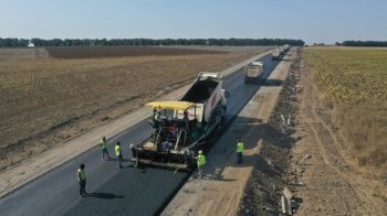 Поблизу Самбора завершують ремонтувати ділянку дороги