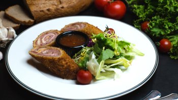 Як приготувати курячі рулетики “Кордон блю”