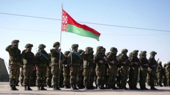 Військові Білорусі стоять із прапором
