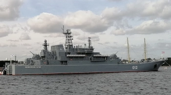 Морські дрони атакували базу ВМФ Росії: підбили великий військовий корабель (відео) 