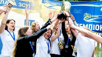 "Динамо Амазонки" святкує перемогу.