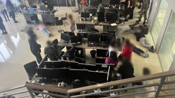 Поліція обшукала офіс, де розташовувався шахрайський кол-центр, фото поліції