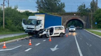 У Львові зіткнулись вантажівка та мікроавтобус: троє людей травмовані